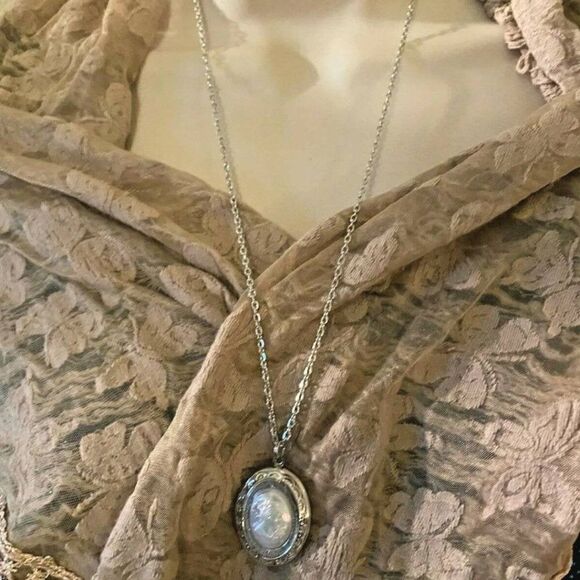 Pearl Victorian Lady Cameo Silver Locket Necklace - Picture 2 of 9